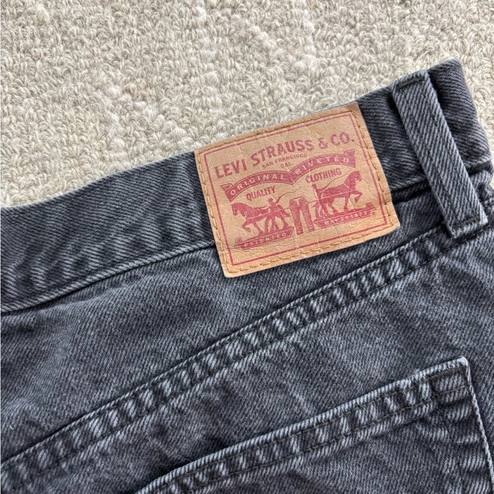 Women's Black Levi high waisted mom Denim Shorts - Picture 4 of 4